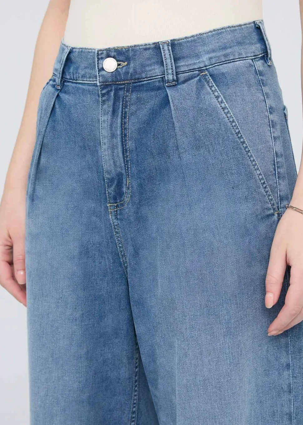Duer Women's Performance Denim Lite Pleated Pant