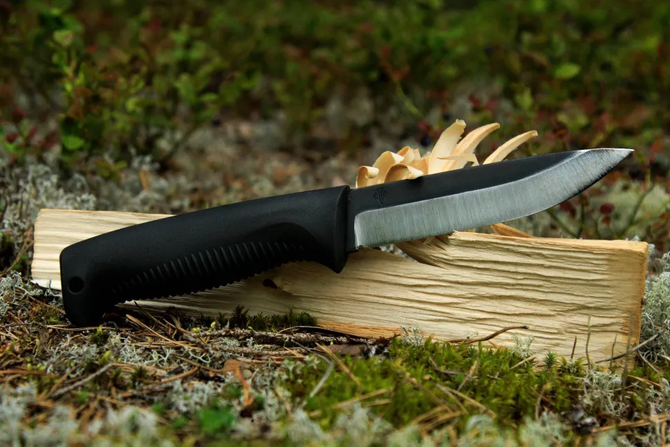 Peltonen Knives Sissipuukko M07 N690 Nahkatupella, Pinnoittamaton